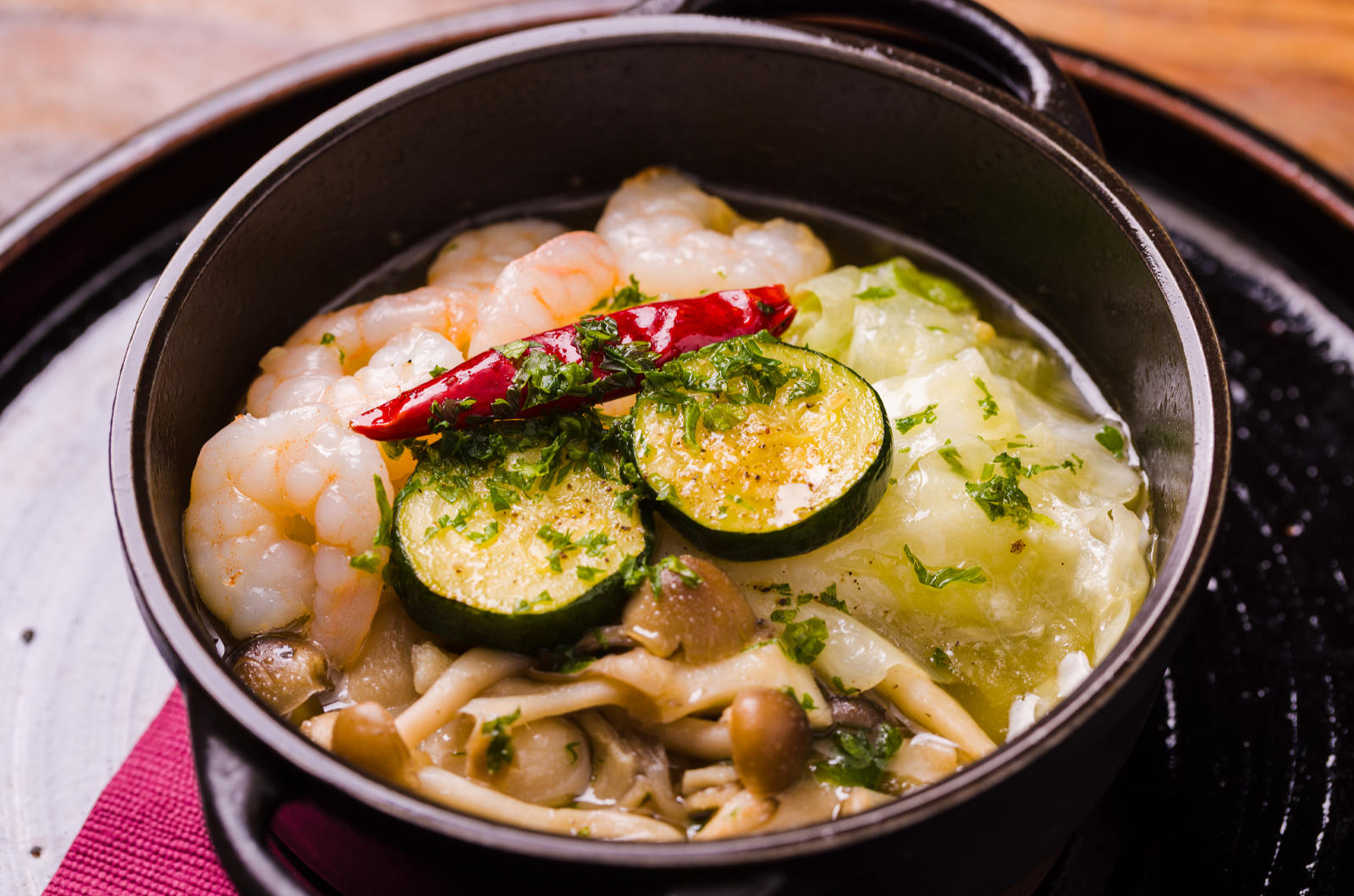 季節の野菜と海老のアヒージョ